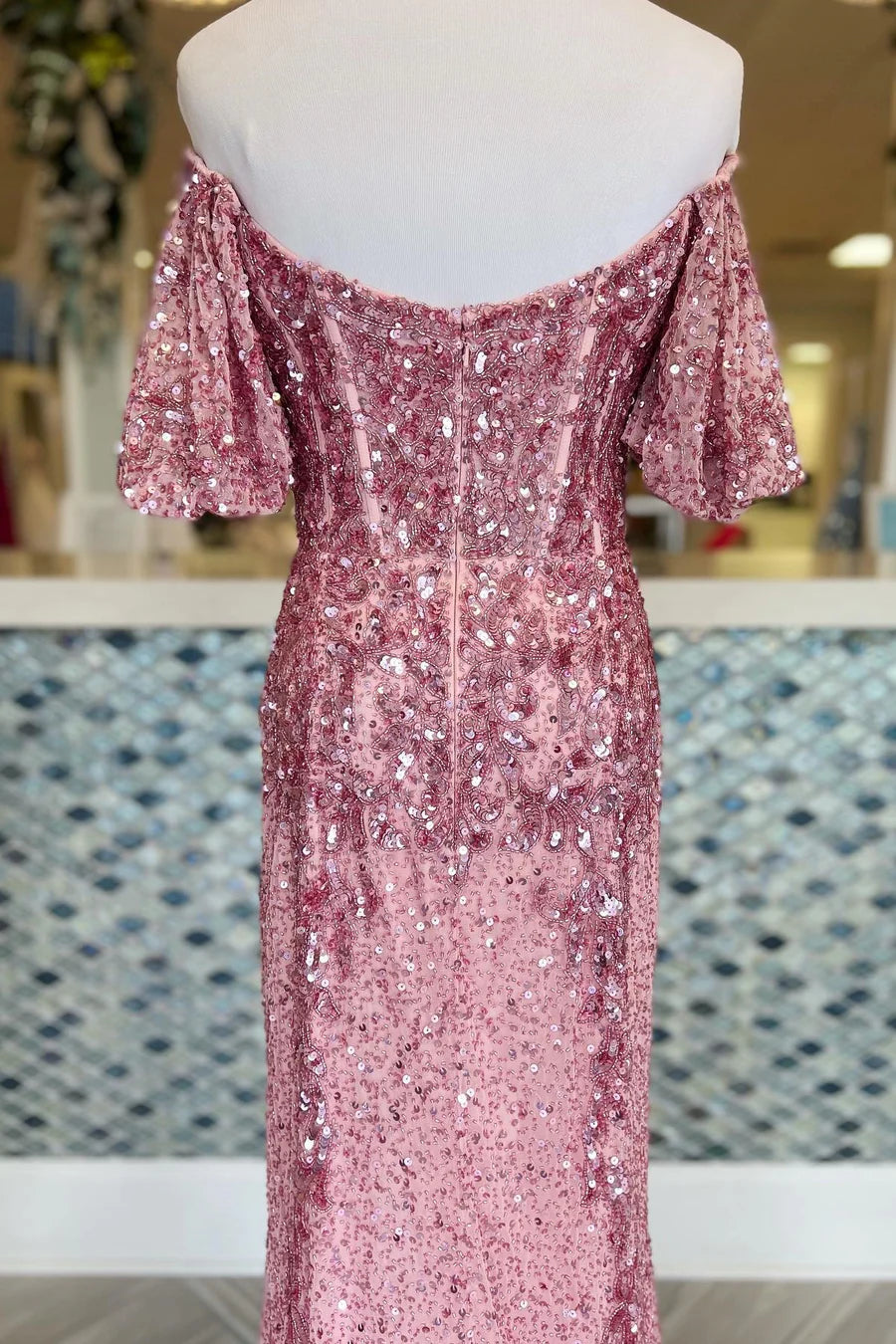 Vestido de fiesta con hombros descubiertos, mangas abullonadas y lentejuelas